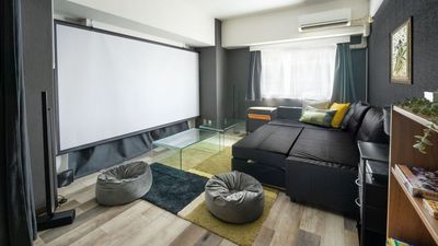 プロのデザイナーにお願いしたお洒落な内装 - ライオンズシアター伏見24プライベートシネマ＆パーティー ライオンズシアター伏見２４　最新プロジェクター＆ボドゲ多数の室内の写真