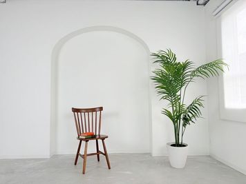 白壁に綺麗なアーチが埋め込まれております。ポートレートやアパレル撮影におすすめです。 - STUDIO５ STUDIO５　大須の室内の写真