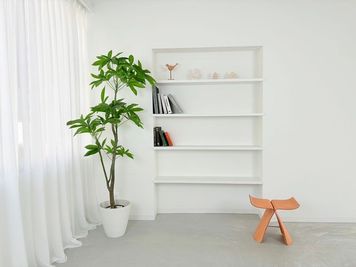 白壁に埋込み型の本棚もございます。お好みの小物を配置し撮影していただけます。 - STUDIO５ STUDIO５　大須の室内の写真