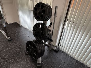 プレートは全て付けると約200キロあります（バー含む）10㎏のバーも2種類あります。 - MIYAZAKI GYM西馬込店の設備の写真