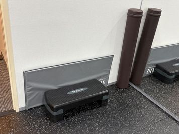 ヨガマット、ステップ台、ストレッチポール - MIYAZAKI GYM西馬込店の設備の写真