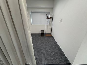 更衣スペースも広々としています。 - MIYAZAKI GYM西馬込店の室内の写真