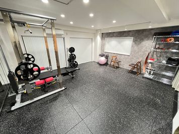 ダンベルトレーニングやストレッチなどを行うスペースも十分に確保できます。 - MIYAZAKI GYM西馬込店の設備の写真