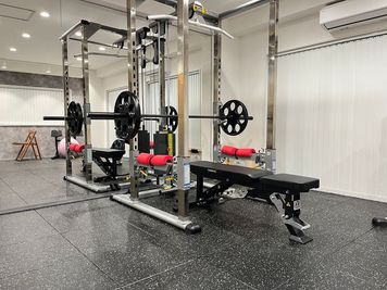 高品質なTUFF STUFFのパワーラックです。ラットプルやロープーリーに使える上下のケーブルも付いています。 - MIYAZAKI GYM西馬込店の設備の写真