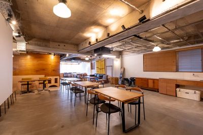 様々な家具も常設しておりますので、色々な用途でご利用いただけます。 - KOUNAN BLDG 2F ABIKO A-LIFE RENTAL STUDIOの室内の写真