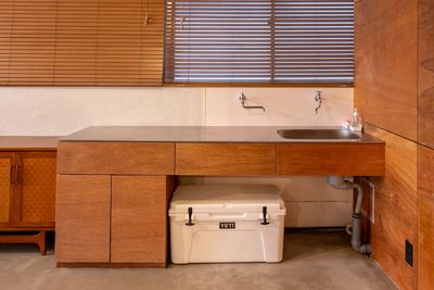 キッチンあります。クーラーボックスもご利用いただけます。 - KOUNAN BLDG 2F ABIKO A-LIFE RENTAL STUDIOの設備の写真