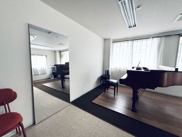 全身の映る軽量フィルムミラーとタイルカーペットの部屋でヨガも可能 - ぴあさろんの室内の写真