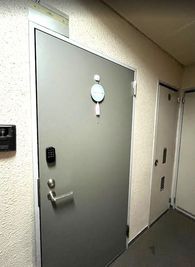 802号室の入り口にプレートをかけていますのですぐわかります。 - マイタイムオフィス堺東／グランビルド堺東８F レンタルオフィスの入口の写真