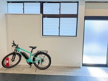 広い土間スペースには自転車駐輪可能 - Space A 【サポート付】サンドバッグ・オールインワンラック スタジオの入口の写真