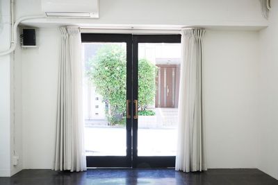 ギャラリー内より入口扉 - GALLERY SPINDLE レンタルスペース、レンタルスタジオの室内の写真