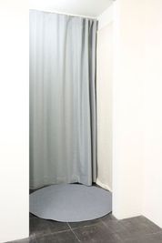 コーヒースタンドとの共用前室を簡易試着室としてご利用可能です - GALLERY SPINDLE レンタルスペース、レンタルスタジオの設備の写真