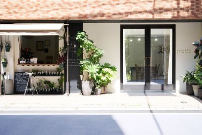 コーヒースタンド併設の外観(右の扉がGALLERY SPINDLEとなります) - GALLERY SPINDLE レンタルスペース、レンタルスタジオの外観の写真