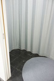 コーヒースタンドとの共用前室を簡易試着室としてご利用可能です - GALLERY SPINDLE レンタルスペース、レンタルスタジオの設備の写真