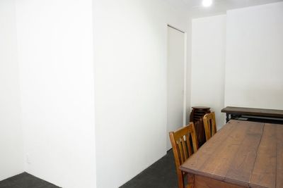 ギャラリー奥、コーヒースタンドとの共用の前室への入り口(こちらを簡易試着室としてご利用いただけます) - GALLERY SPINDLE レンタルスペース、レンタルスタジオの設備の写真