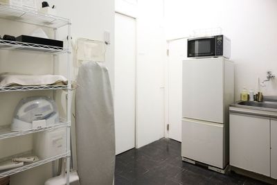 コーヒースタンドとの共用の前室には、お使いいただけるトイレ、流し、冷蔵庫、電子レンジ、その他備品類ございます - GALLERY SPINDLE レンタルスペース、レンタルスタジオの設備の写真