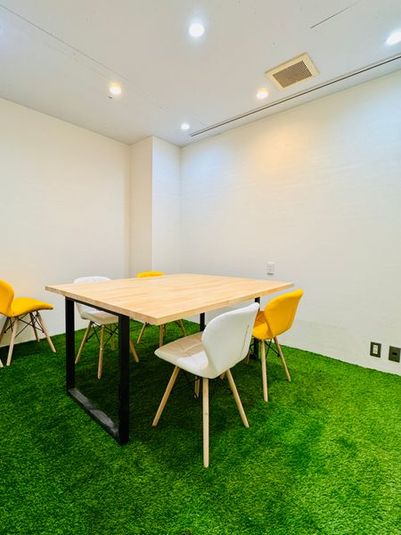 広々と利用できる個室 - セルフカフェ日比野店 日比野駅徒歩5分！6名利用可の多目的個室！飲食持込OK🍔🥤の室内の写真