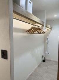 TV裏はクローゼットになっています - レンタルスペース「SHARE PIECE」 SHARE PIECEの室内の写真