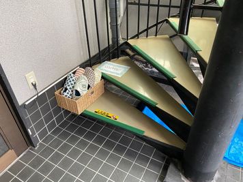 こちらでで靴を脱いで2階へお上がりください。 - ミュウスペース☆ミルテ キッチン付レンタルスペースのその他の写真