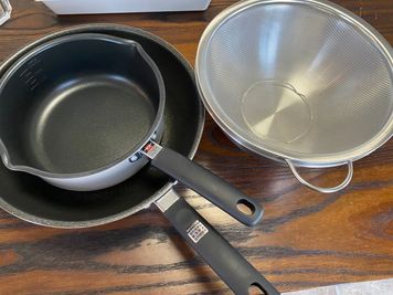 オプションのキッチン利用一式Aセットの備品です。鍋・フライパン・ボウル・ザルです。 - ミュウスペース☆ミルテ キッチン付レンタルスペースの設備の写真