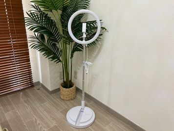 LEDスタンド - サロンcode Tenjiiin サロンcode Tenjiiin　リゾートの心地よさを感じる空間の室内の写真