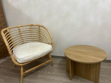 ソファー・ローテーブル - サロンcode Tenjiiin サロンcode Tenjiiin　リゾートの心地よさを感じる空間の設備の写真