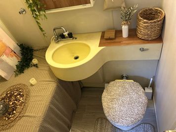 トイレ風景 - サロンcode Tenjiiin サロンcode Tenjiiin　リゾートの心地よさを感じる空間の室内の写真