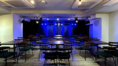 メインホール：テーブル席使用
テーブル9台　椅子36客 - someno kyoto ・ライブハウス・配信スタジオ・多目的スペースの室内の写真