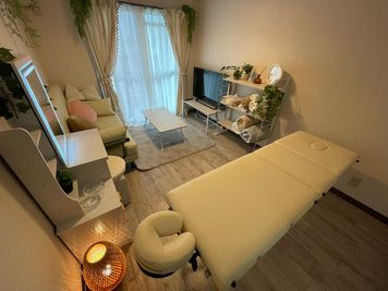 パーティにもサロンにも使える2Wayルーム✨
ソファ、43型TV、サロンベッド、ローテーブル、女優ライト、ネイルテーブルetc
照明は暖色/白色を切替可能💡 - Vivace徳島 レンタルスペース＆レンタルサロンの室内の写真