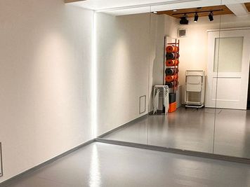 鏡の両サイドにLEDライトがございます。撮影シーンやダンスのムードに合わせてご活用ください。 - OBOスタ松原の設備の写真