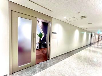 スタンダード会議室　大阪梅田店 A会議室の入口の写真