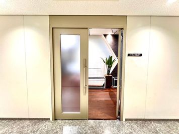 スタンダード会議室　大阪梅田店 A会議室の入口の写真