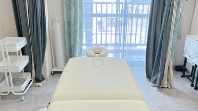ピラティスマシンの手前側で施術ベッドは引き続きご利用いただけます。 - 駅から徒歩5分｜ピラティスや美容・整体レッスン向けのスペース 港区のレンタルスペースi'llfeel｜赤坂の室内の写真