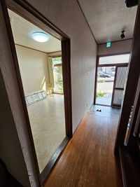 右が玄関。入ってすぐの部屋がレンタルスペース - coco wa house 中島の貸しスペースの入口の写真