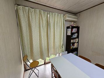 カーテンを閉めた。カーテンの長さが足りていない。 - coco wa house 中島の貸しスペースの室内の写真