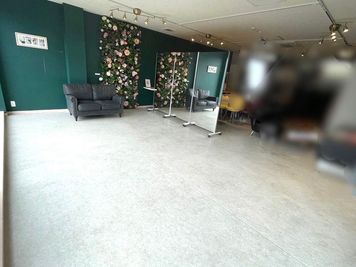 以前と壁紙の色が変わりました。現在は深緑色です。 - レンタルスペースBUN 喫茶ぽんこつ【カフェ営業中半面貸し切りプラン】の室内の写真