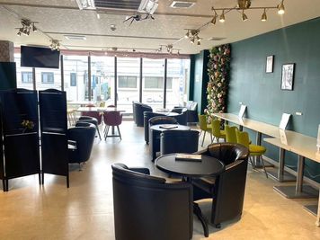 カフェ営業時はこのような座席配置になっています - レンタルスペースBUN 喫茶ぽんこつ【カフェ営業中半面貸し切りプラン】の室内の写真