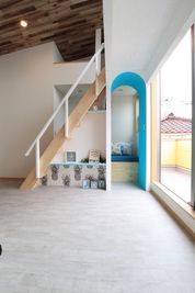 江ノ島ゲストハウス１３４ ブランコ・ロフト付きラウンジ の室内の写真