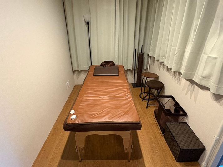 個室スペースです。照明・空調も自由に設定できます。 - レンタルサロンPeriDot Salon（ペリドットサロン） 個室のプライベートサロン✨整体・エステに最適🌿の室内の写真