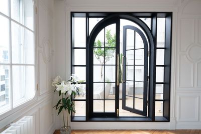 ビルの屋上に佇む、白壁と植物に包まれた開放的なスタジオ - Aoyama loft apartment