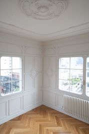 Aoyama loft apartment ビルの屋上に佇む、白壁と植物に包まれた開放的なスタジオの室内の写真