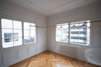 Aoyama loft apartment ビルの屋上に佇む、白壁と植物に包まれた開放的なスタジオの設備の写真