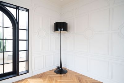 Aoyama loft apartment ビルの屋上に佇む、白壁と植物に包まれた開放的なスタジオの室内の写真