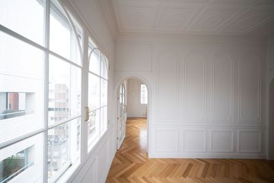 Aoyama loft apartment ビルの屋上に佇む、白壁と植物に包まれた開放的なスタジオの室内の写真