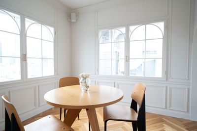 Aoyama loft apartment ビルの屋上に佇む、白壁と植物に包まれた開放的なスタジオの室内の写真