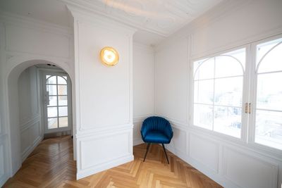 Aoyama loft apartment ビルの屋上に佇む、白壁と植物に包まれた開放的なスタジオの室内の写真