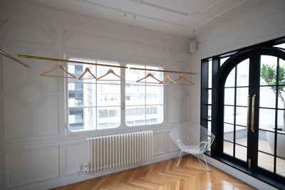 Aoyama loft apartment ビルの屋上に佇む、白壁と植物に包まれた開放的なスタジオの設備の写真
