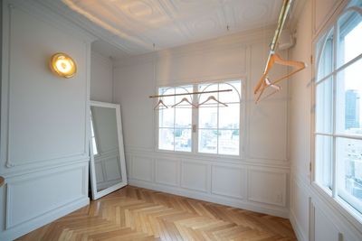 Aoyama loft apartment ビルの屋上に佇む、白壁と植物に包まれた開放的なスタジオの設備の写真