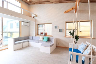 江ノ島ゲストハウス１３４ ブランコ・ロフト付きラウンジ の室内の写真