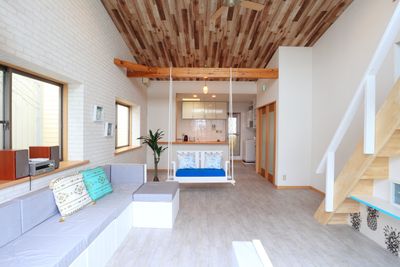 江ノ島ゲストハウス１３４ ブランコ・ロフト付きラウンジ の室内の写真