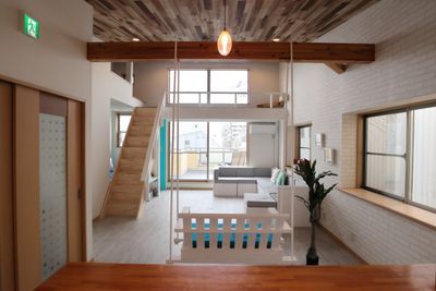 江ノ島ゲストハウス１３４ ブランコ・ロフト付きラウンジ の室内の写真